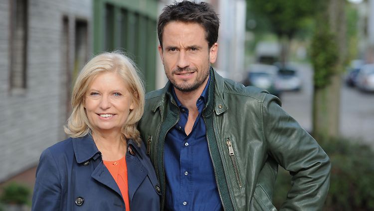 Gute Miene zum bösen oder auch langweiligen Spiel machen Sabine Postel und Oliver Mommsen. 