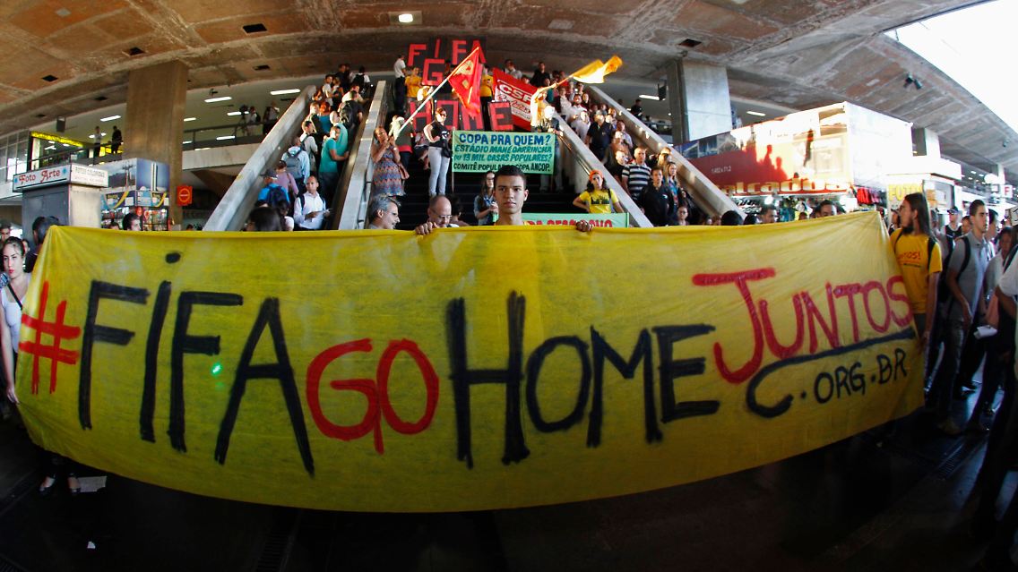 2014-05-16T003450Z_1347013638_GM1EA5G0NRO01_RTRMADP_3_BRAZIL-WORLDCUP-PROTESTS.JPG2510910406526231344.jpg