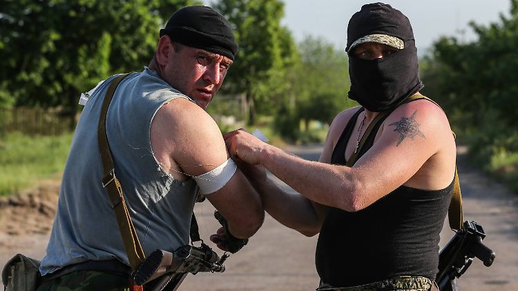 Kämpfer einer Selbstverteidigungseinheit in Slowjansk im Osten der Ukraine.