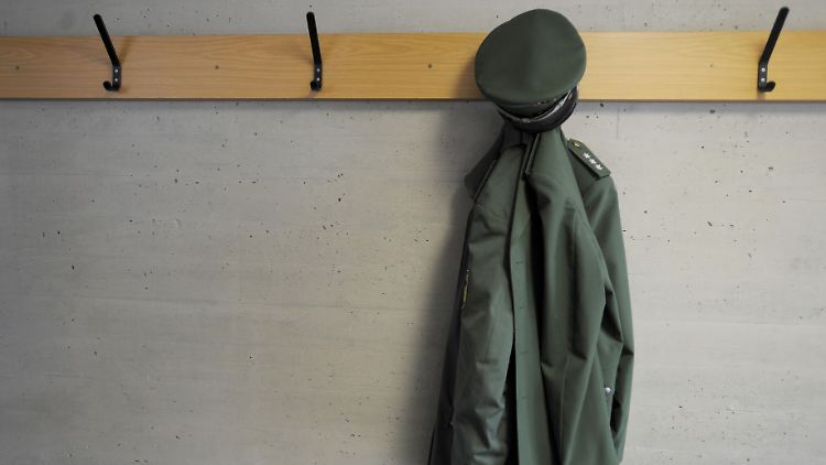 Das Anlegen der Uniform gehört auch zur Dienstzeit.
