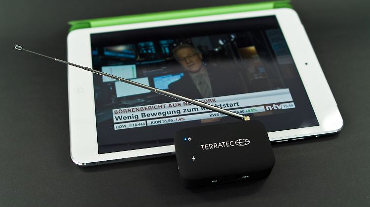 Der Terratec Cinergy Mobile WiFi im Team mit einem iPad mini.