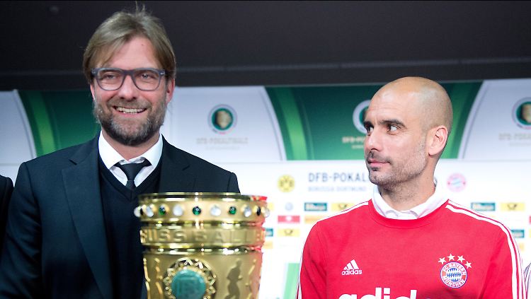 Zwei Toptrainer, aber nur ein Pokal: Jürgen Klopp und Josep Guardiola üben für das Siegerfoto.