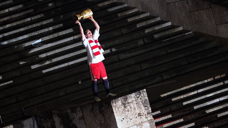 2010 jubelte Schweinsteiger nach dem Finale gegen Werder Bremen. Kaum ein anderer Fußballer durfte den Pott so oft in den Händen halten, wie der 29-Jährige.