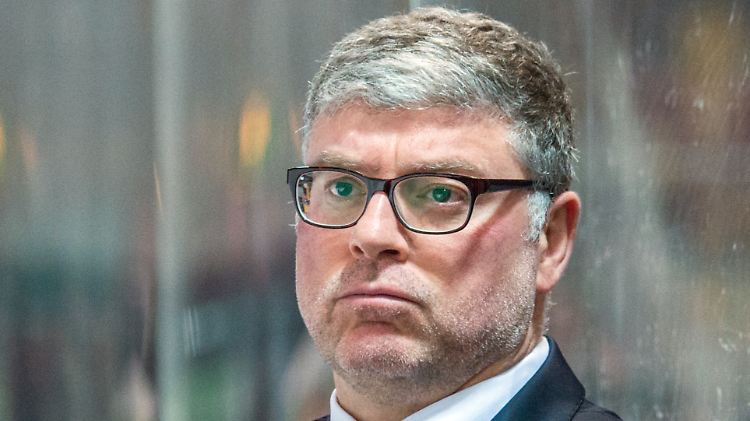 Eiskockey-Bundestrainer Pat Cortina schaut aus gutem Grund grimmig drein.