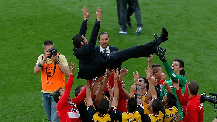 Diego Simeone lässt sich feiern - zu Recht.