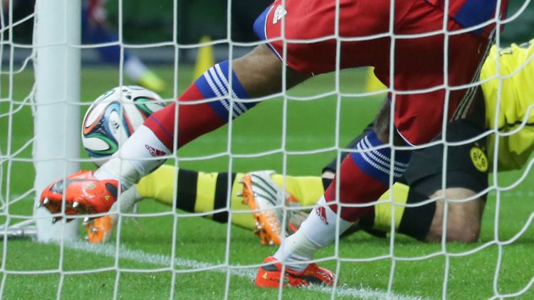 Berlin, 17. Mai, Pokalfinale: Dante klärt einen Kopfball von Hummels hinter der Linie - kein Tor.