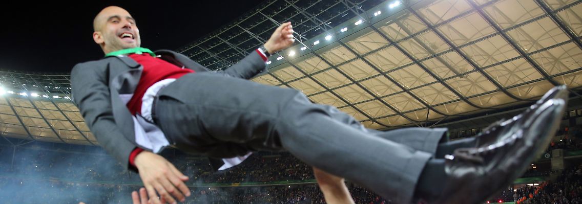 Die Bayern feiern ihren Trainer.