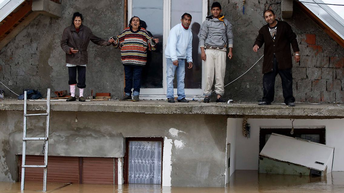 2014-05-17T145718Z_280207389_GM1EA5G1L6W01_RTRMADP_3_BALKANS-FLOOD.JPG6603479250977253964.jpg