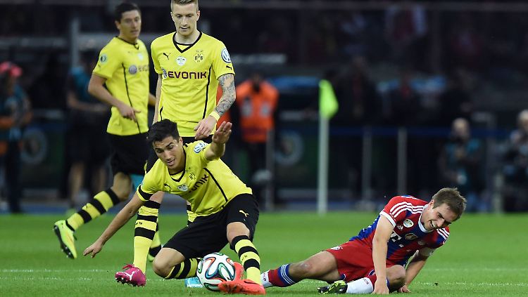 Nach einem Zweikampf mit Nuri Sahin (l.) muss Phillipp Lahm verletzt vom Platz. 