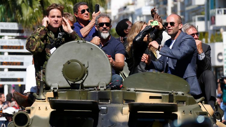 Die Croisette steht ihnen: Sylvester Stallone, Mel Gibson, Jason Statham und Harrison Ford (v.l). tragen trotzdem Sonnenbrille.