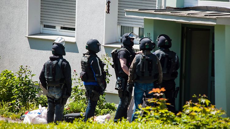 Einsatzkräfte der Polizei finden den mutmaßlichen Schützen tot im Keller eines Mehrfamilienhauses. 