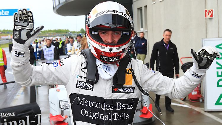 Nach seinem Sieg in Oschersleben dankt Christian Vietoris erstmal seiner Mercedes-Crew.