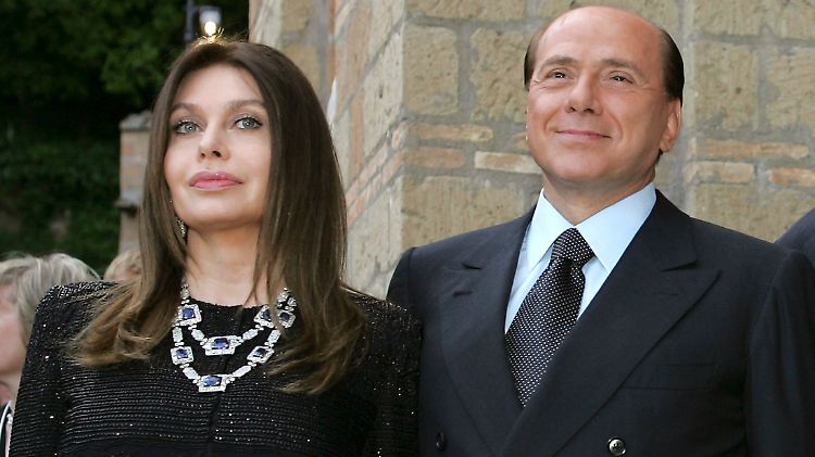 Berlusconi hat offenbar kein Problem damit, wenn kompromittierende Bilder der Mutter seiner Kinder öffentlich werden.