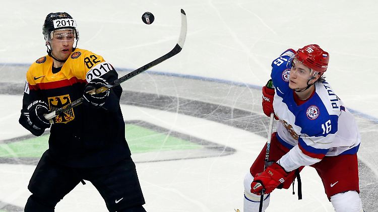 Deutschlands Sinan Akdag im Duell um den Puck gegen den Russen Sergej Plotnikow. Am Ende reichte es für die Deutschen trotz guter Leistung nicht für den Einzug ins Viertelfinale.