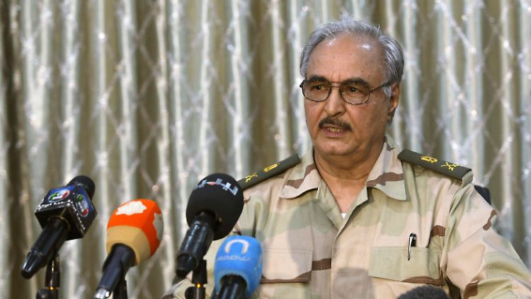 General Chalifa Haftar nennt die Operation in Bengasi mit 75 Toten eine "Säuberungsaktion" und will sich jetzt Tripolis vornehmen.