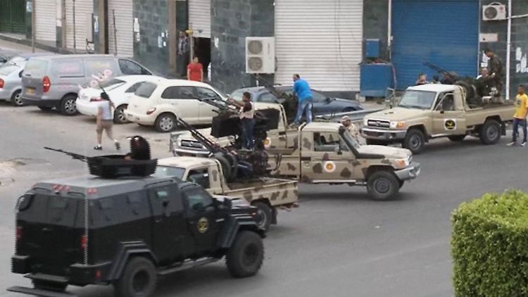 Libysches Militär sichert die Straße zum Parlamentsgebäude in Tripolis.