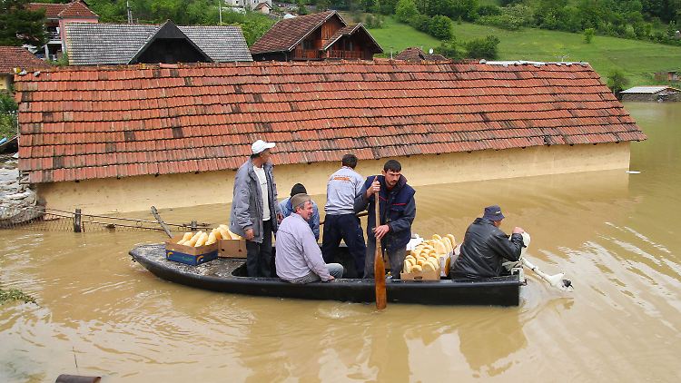 Schon mehr als 20 Menschen kamen in dem Hochwasser auf dem Balkan ums Leben.