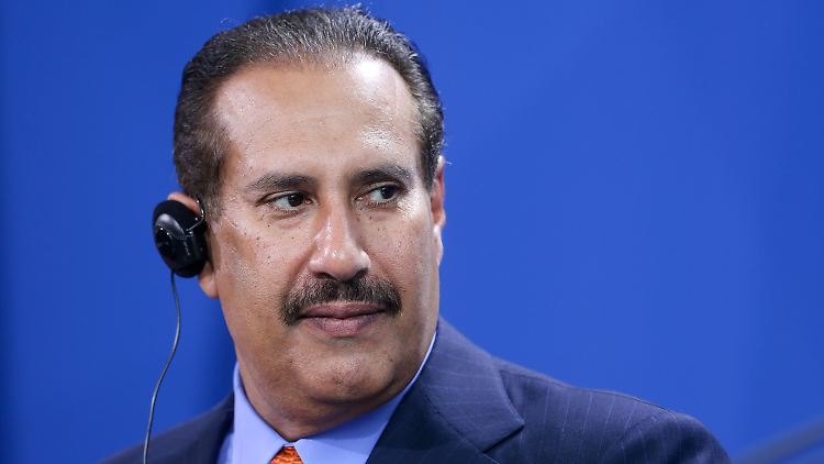 Das ist der Mann, der eine riesige Summe in das größte deutsche Kreditinstitut investiert: Scheich Hamad bin Jassim bin Jabor Al Thani ist neuer Großaktionär der Deutschen Bank.