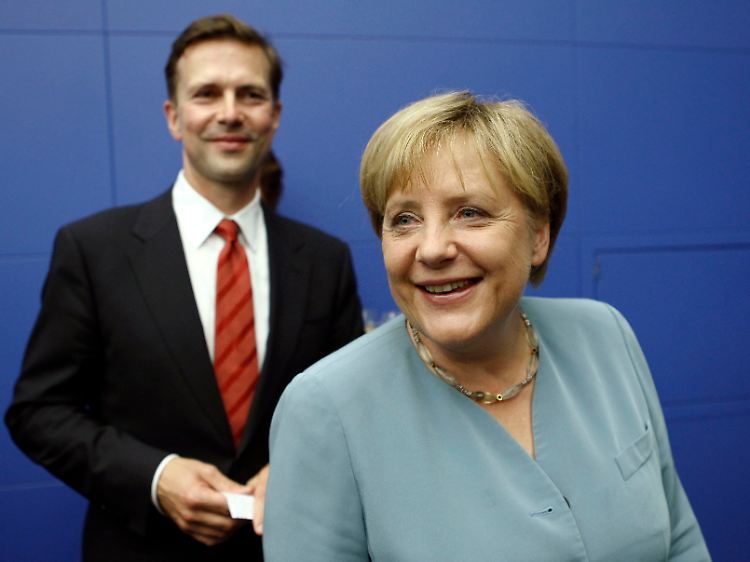Merkel ist frisch aus dem Urlaub zurück - und mit ihr ein frischgebackener Regierungssprecher Seibert.