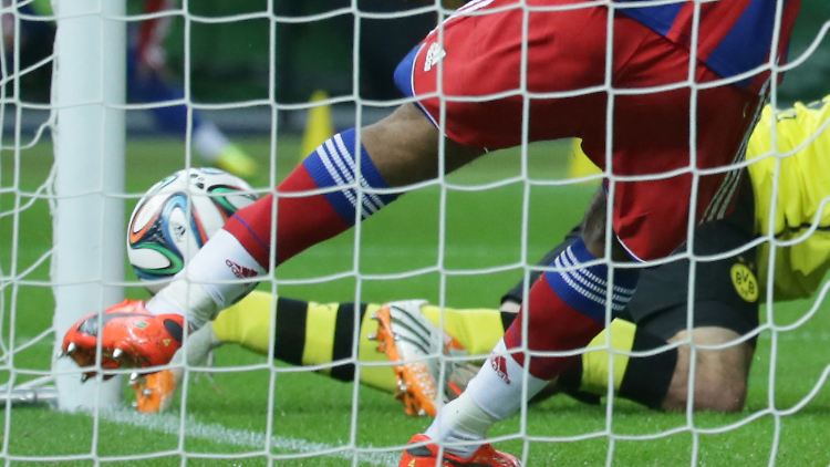 Das Ding ist drin, oder? Bayerns Dante erwischt den Kopfball des Dortmunders Mats Hummels eher hinter der Torlinie.
