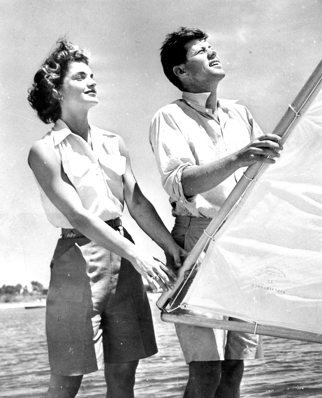 Mit 23 Jahren lernte Jacqueline Bouvier im Mai 1952 den charmanten John F. Kennedy auf einer Dinnerparty kennen.
