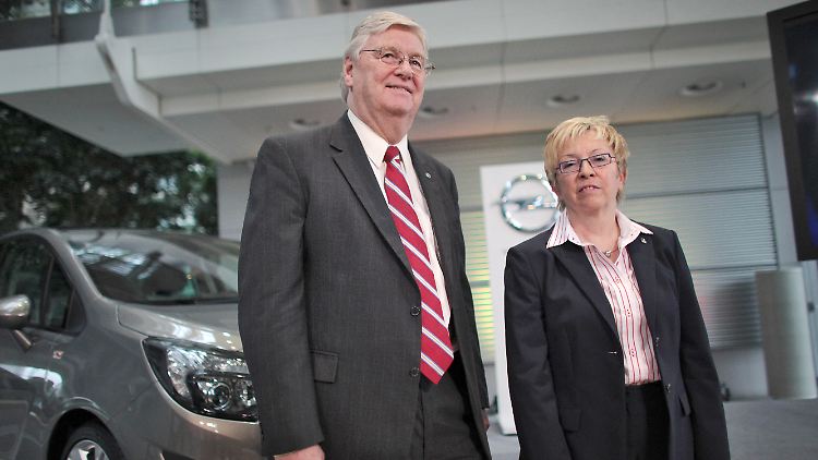 Opel wirbt mittlerweile mit einer lebenslangen Garantie um Kunden. Hier Opel-Chef Nick Reilly mit seiner Entwickungschefin Rita Frost.