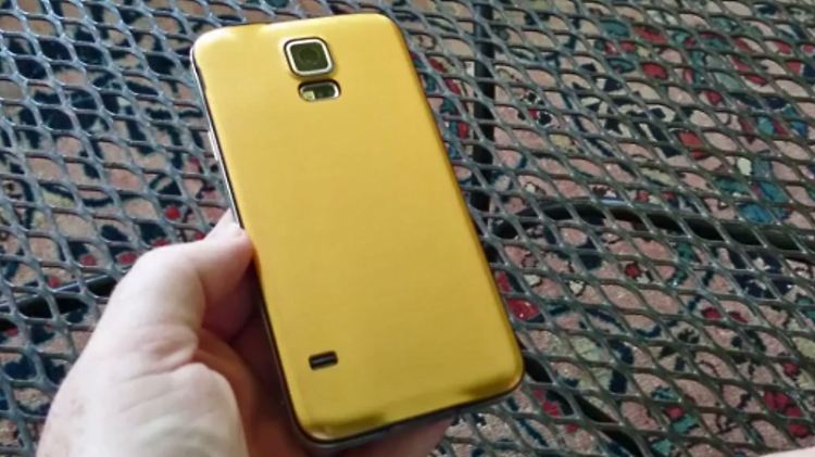 Dieses gefilmte Galaxy S5 hat offenbar eine Metall-Rückseite, aber keine außergewöhnlichen Spezifikationen.