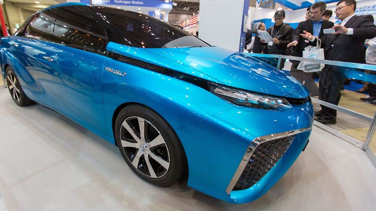 Toyota FCV Concept: Der Branchenprimus profitiert von der lockeren Geldpolitik in Japan, die den Yen schwächt - und bei den exportorientierten Unternehmen die Kassen klingeln lassen.