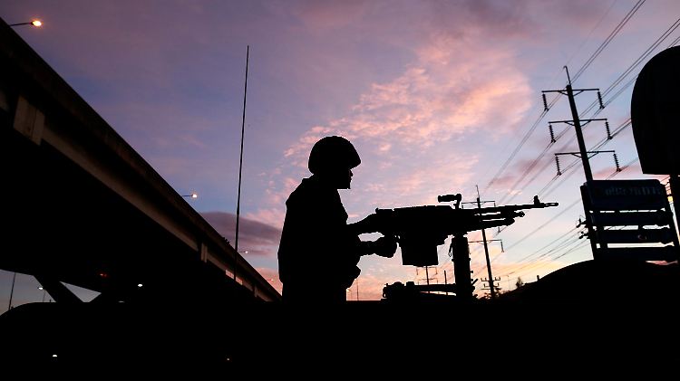 Früh am Morgen verhängte die Armee das Kriegsrecht.