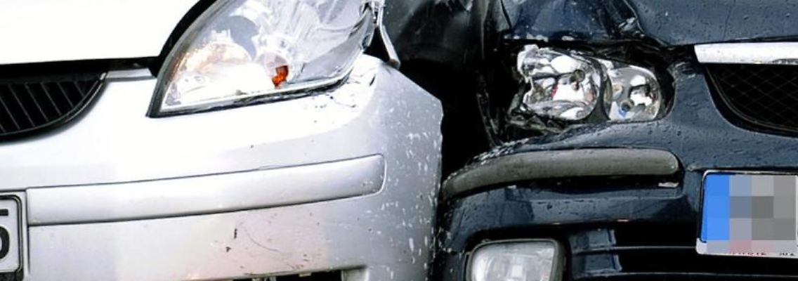 Nicht alle Verkehrsunfälle passieren zufällig: Sogenannte Autobumser provozieren Crashs, um Versicherungsleistungen zu erschleichen. Die Folgen für die Betrugsopfer können gravierend sein.