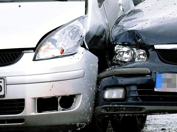 Nicht alle Verkehrsunfälle passieren zufällig: Sogenannte Autobumser provozieren Crashs, um Versicherungsleistungen zu erschleichen. Die Folgen für die Betrugsopfer können gravierend sein.