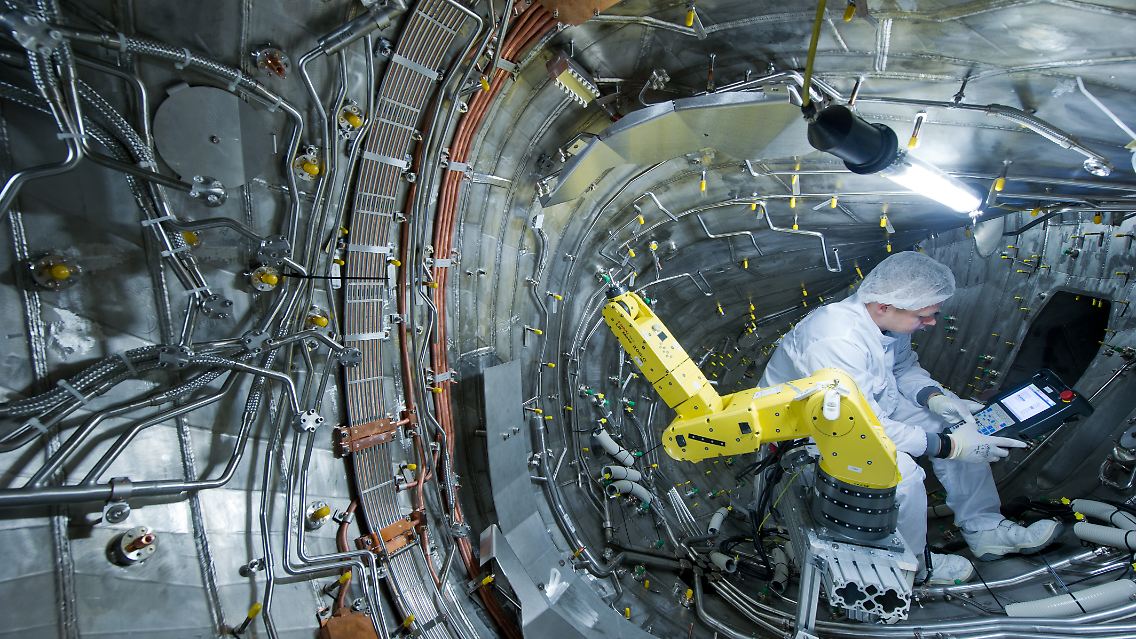 Bis zuletzt wurden im inneren der Anlage, die 725 Tonnen auf die Waage bringt, Hitzeschilder montiert.