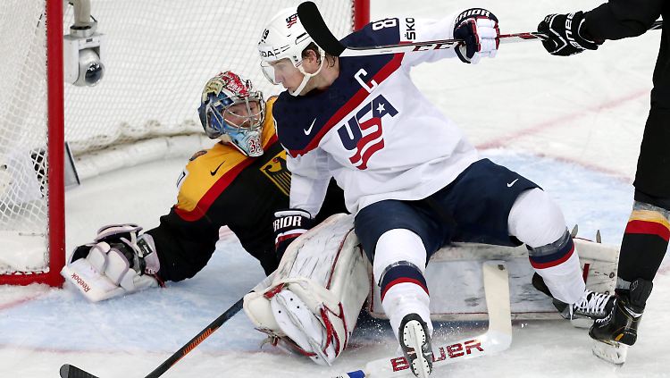 Und wo ist der Puck? Deutschlands Torhüter Danny Aus den Birken und der Amerikaner Justin Abdelkader.