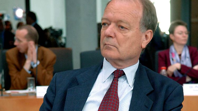 Ernst-Jörg von Studnitz ist 76 Jahre alt und war von 1995 bis 2002 deutscher Botschafter in Moskau. Seit 2003 ist er Vorsitzender des Deutsch-Russischen-Forums.
