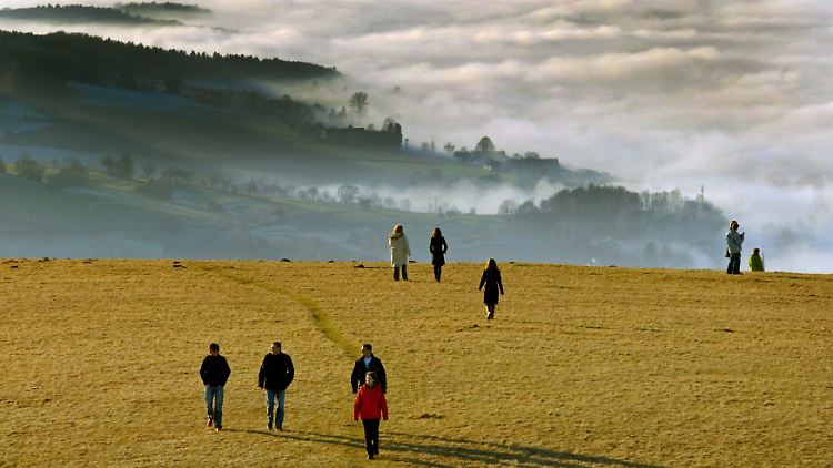 Nebelschleier über den Berghängen - beim Wandern in der Rhön lässt sich die Natur an vielen Stellen noch kaum berührt erleben.