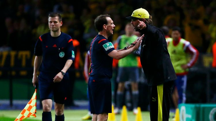 BVB-Trainer Jürgen Klopp im Streitgespräch mit Pokalfinal-Schiedsrichter Florian Meyer.