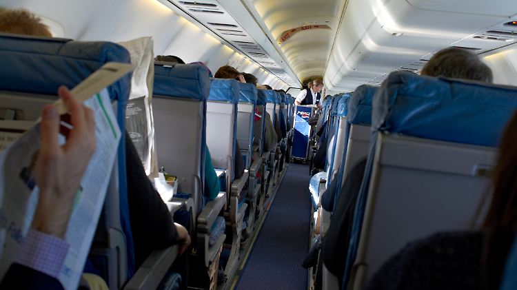 Die Gefahr fliegt mit: Antibiotika-resistente Bakterien können laut einer Studie tagelang auf Oberflächen in Flugzeugen überleben.
