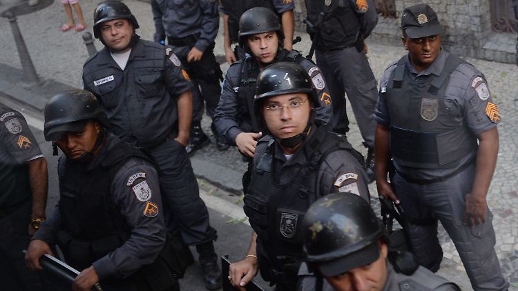 In Brasilien streikt drei Wochen vor der Fußball-WM die Polizei für höhere Löhne.