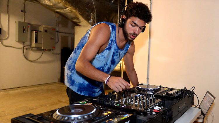 Derzeit versucht sich Noah Becker als DJ.