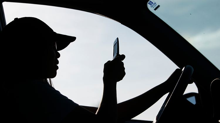 Weil Autofahrer nicht nur an der roten Ampel mal zum Handy greifen, geschehen Unfälle, die leicht zu vermeiden wären.