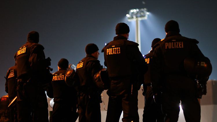 Polizisten bei einem Fußballspiel in Fürth. Neonazis in den eigene Reihen?