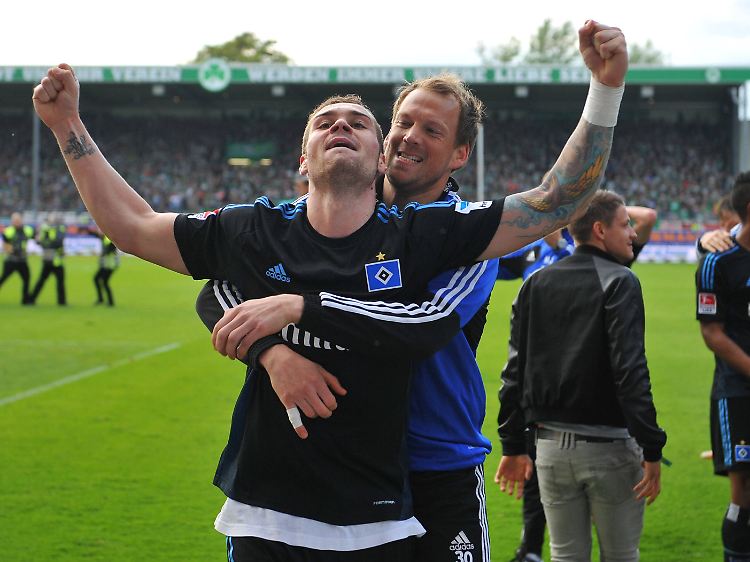 Ein Hamburger Held: Pierre-Michel Lasogga lässt sich für sein entscheidendes Tor in Fürth feiern.