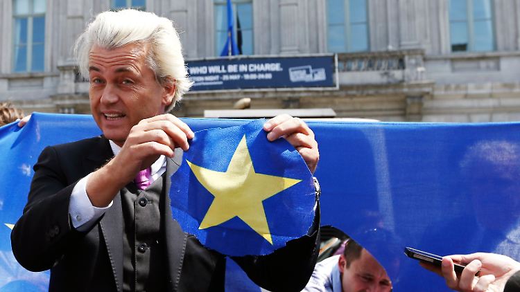 Auftritt in Brüssel: Aus einer EU-Flagge schneidet Geert Wilders einen Stern heraus. Er fordert den Austritt der Niederlande aus der EU.