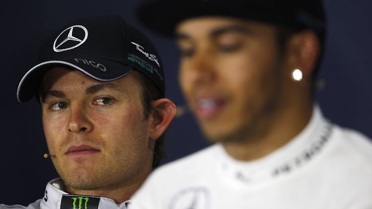 Bleibt momentan zurückhaltend: Nico Rosberg belauert Lewis Hamilton.