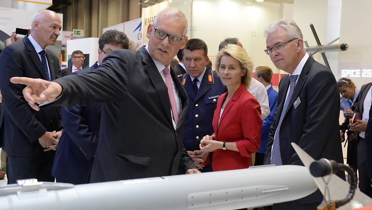 Claus Günther erklärt Ursula von der Leyen auf der ILA eine Rakete. 
