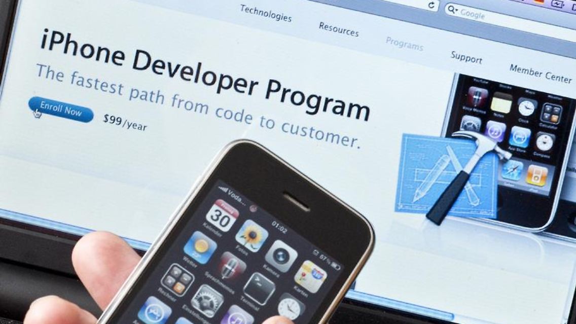 Das Entwicklungssystem von Apple bekommen Programmierer kostenlos. Wenn sie eine Anwendung im App Store von Apple anbieten wollen, müssen sie sich für 99 Dollar beim Entwicklerprogramm anmelden.
