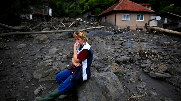 Eine Frau weint nach der Flut in Topcic Polje (Bosnien-Herzegowina).