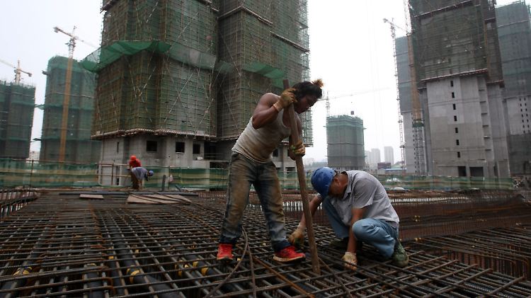 Chinesische Arbeiter auf einer Baustelle in Qingdao. Für die rotierende Volkswirtschaft gibt es Entwarnung, eine harte Landung scheint nicht unmittelbar bevorzustehen.