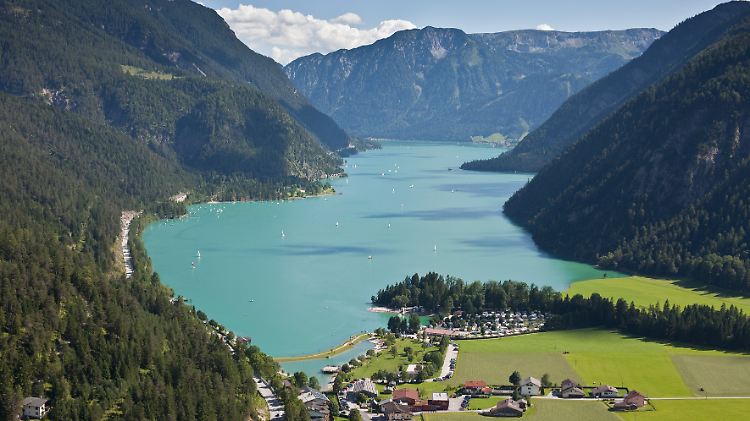 Der Achensee ist wie ein Fjord eingebettet zwischen Rofan und Karwendel.