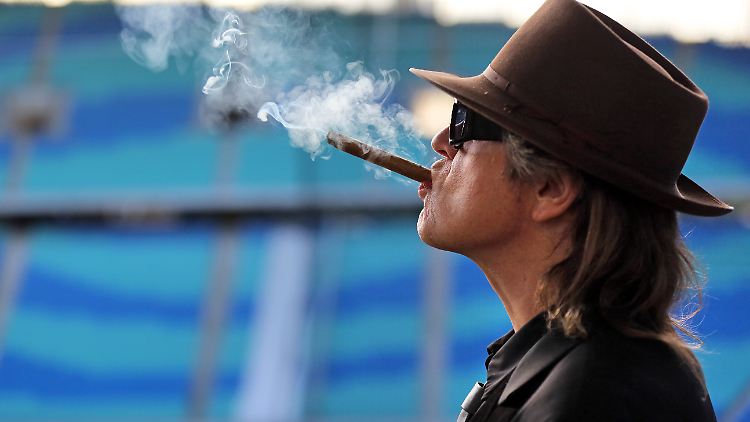 Udo Lindenberg raucht gern, egal wo.